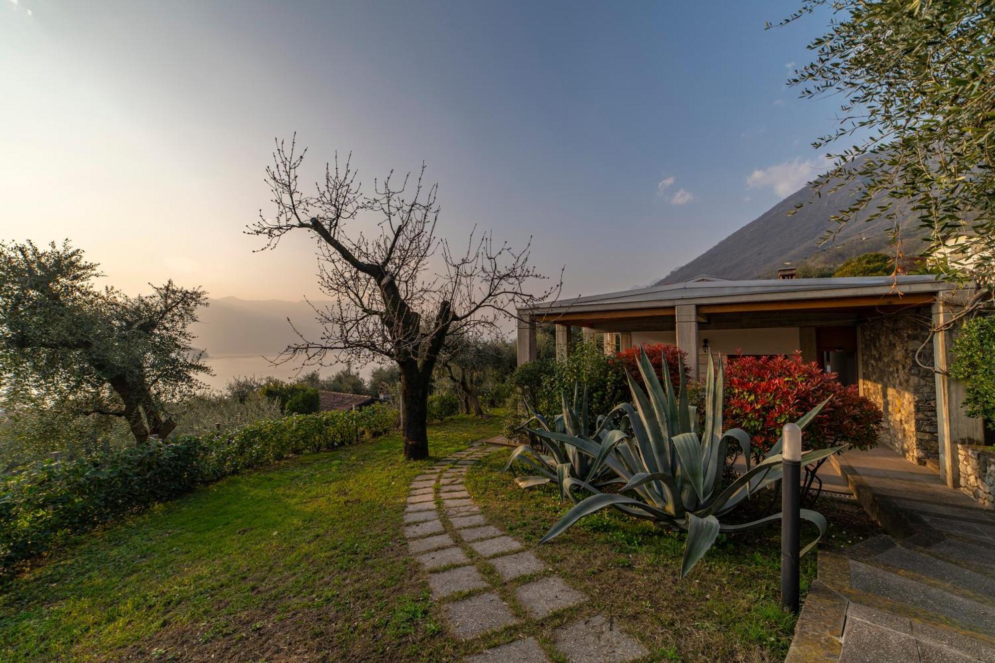 Villa Casa Degli Ulivi à Sale Marasino Extérieur photo